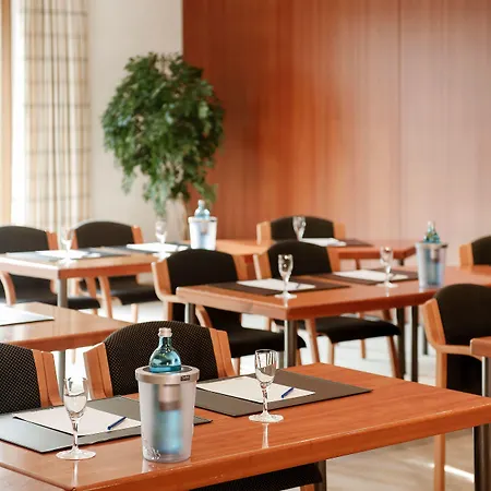 Maifeld Sport- Und Tagungshotel فندق فرل